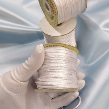 Шнур атласный круглый 2мм белый уп.45м