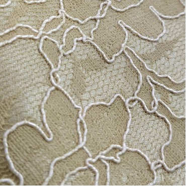 Гипюр на атласе бежевый цвет
