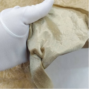 Гипюр на атласе бежевый цвет