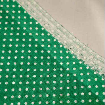 Бязь набивная зеленого цвета в белый горошек
