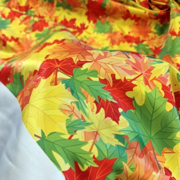 Атлас Дюпон с красивым осенним принтом