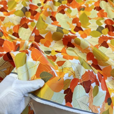 Атлас Дюпон с красивым осенним принтом