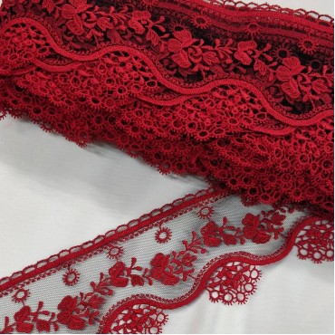 Кружево для отделки на чёрной сетке красный узор