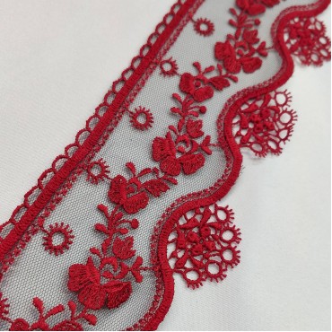 Кружево для отделки на чёрной сетке красный узор