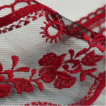 Кружево для отделки на чёрной сетке красный узор