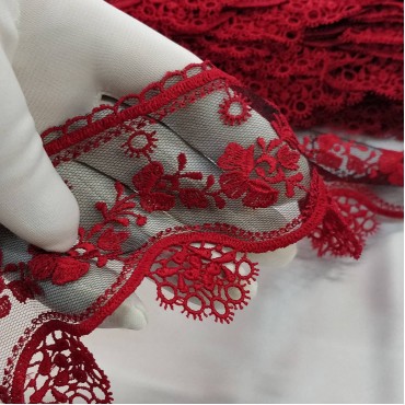 Кружево для отделки на чёрной сетке красный узор