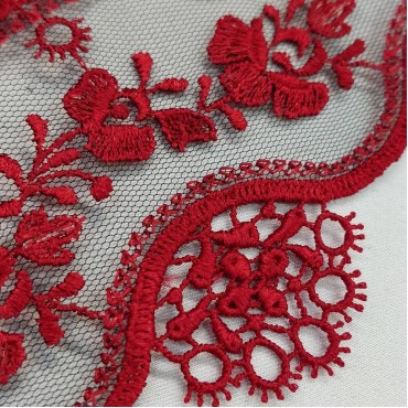 Кружево для отделки на чёрной сетке красный узор