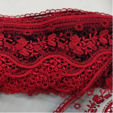 Кружево для отделки на чёрной сетке красный узор