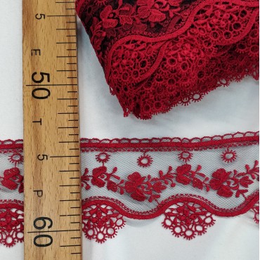 Кружево для отделки на чёрной сетке красный узор