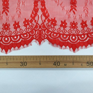 Кружево шантильи красного цвета