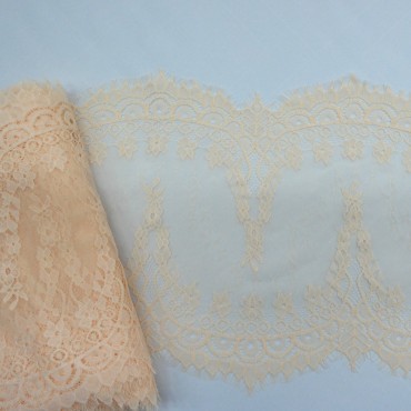 Кружево шантильи нежно персикового цвета