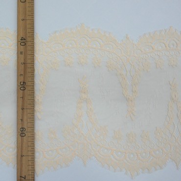 Кружево шантильи нежно персикового цвета