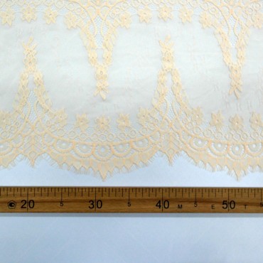 Кружево шантильи нежно персикового цвета